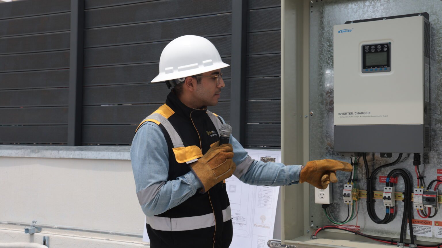 Panamericana inaugura laboratorio de paneles solares